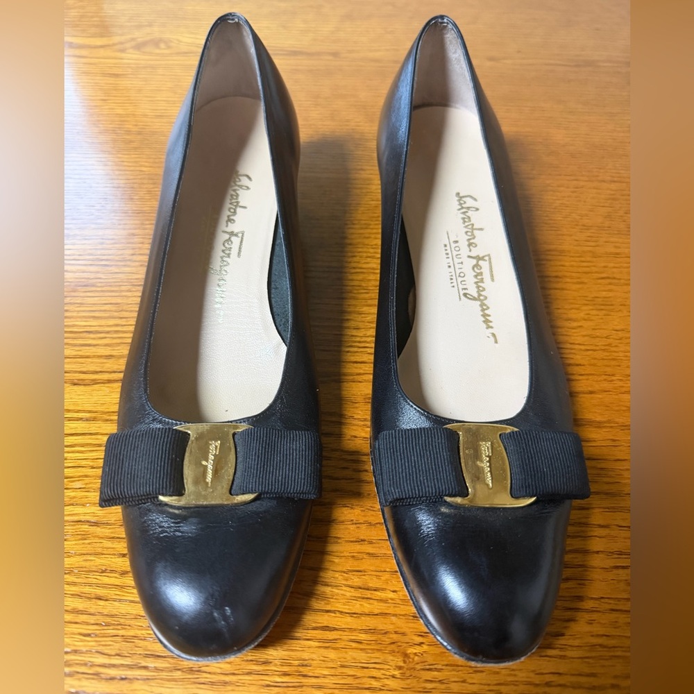 Vintage Salvatore Ferragamo Vara Bow Black Leather Low Heel Pumps Size 9.5 AAAA